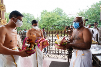 श्रीलंकामा धोती लगाएर मन्दिर दर्शन गर्न पुगे चिनियाँ राजदूत